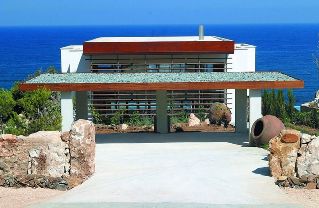 Villa moderna y elegante de 4 dormitorios, piscina privada y espectaculares vistas al mar, acceso directo a la playa.