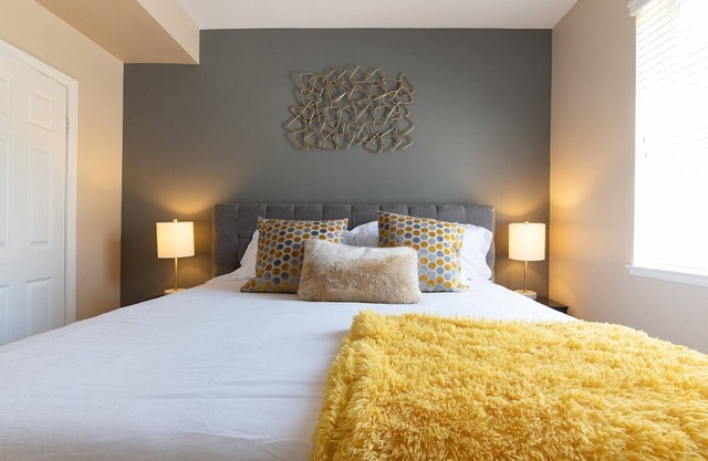This apartment is a 2 bedroom(s), 2 bathrooms, located in Santa Clarita, CA.