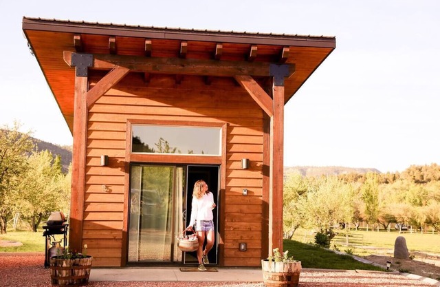 Apple Hollow Tiny House # 2 Zion / Bryce Tiny House en el huerto de manzanas. Duerme 4