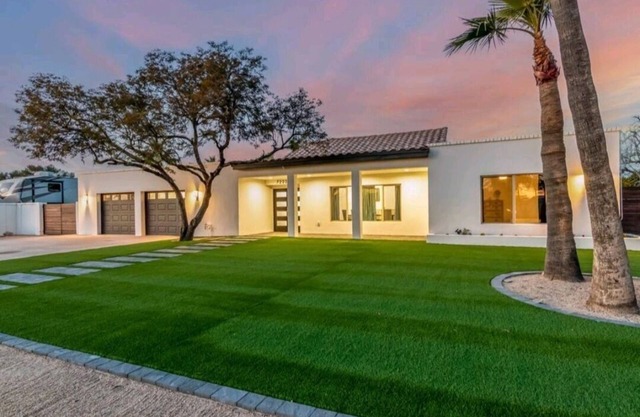 Modern Top Gun House in Arrowhead district. Heated Pool/Outdoor BBQ/Bar/Games