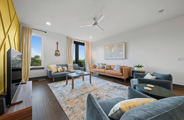 Modern Townhome Near Broadway | Views of DT