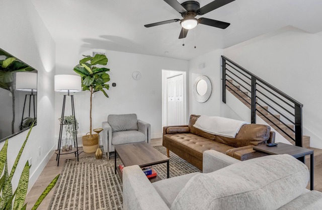 Modern Townhome w/ Deck and Fast Wifi 7 min from AT&T Stadium