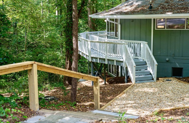 Casa de dos pisos contemporánea en la ciudad cerca de Duke