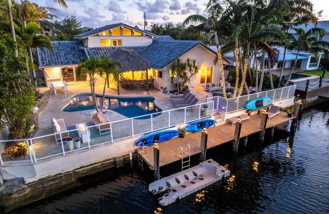 Modern Tropical 6 bdr 4 bath kayak & Paddleboard.