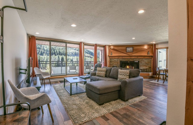 Este condominio de 1 dormitorio se encuentra en un lugar divertido en Lakeside Village. Usted puede disfrutar de remo en el verano y patinaje sobre hielo en el invierno. También está a un corto trayecto en autobús de las pistas. Los condominios de Mont...