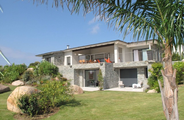 MODERN VILLA 10 Peronnes POOL 10 minutos de la playa y vista al campo de SPERONE