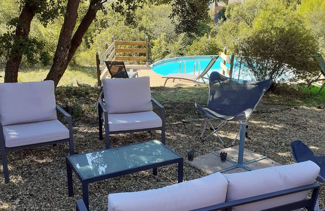 VILLA MODERNA DE 120 M², PISCINA Y JARDIN PRIVADO CERCA DEL PUEBLO.
