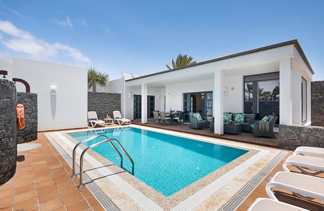 Moderna villa cerca de la playa con piscina, sauna, bañera de hidromasaje y terraza