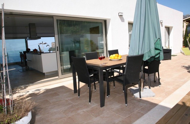 MODERN VILLA WITH POOL AND SUPERB VIEWS.