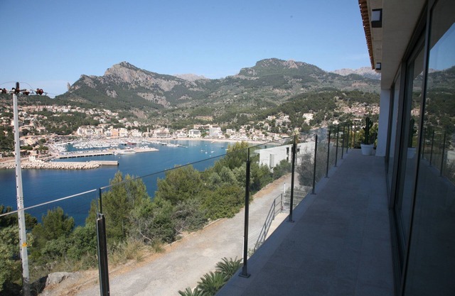 Villa moderna con piscina y vistas al mar.