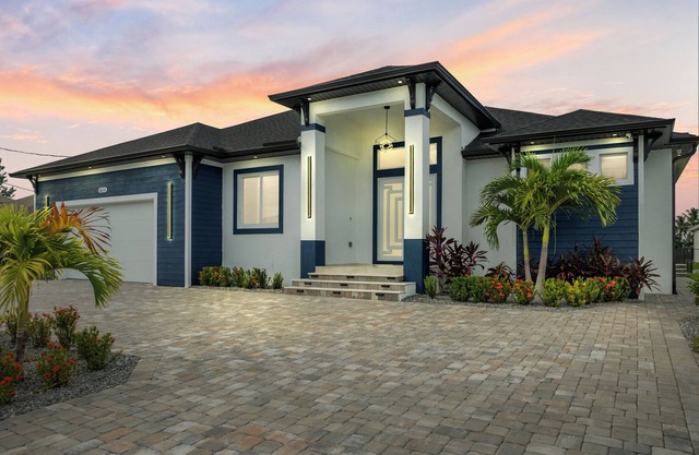 Modern West Costal Living, 4 Bedroom Dream Vacation with Private Jacuzzi Spa