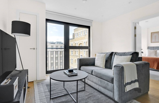 Modern Whitechapel 1BR w/ Roof Terrace, 2 mins to Aldgate East