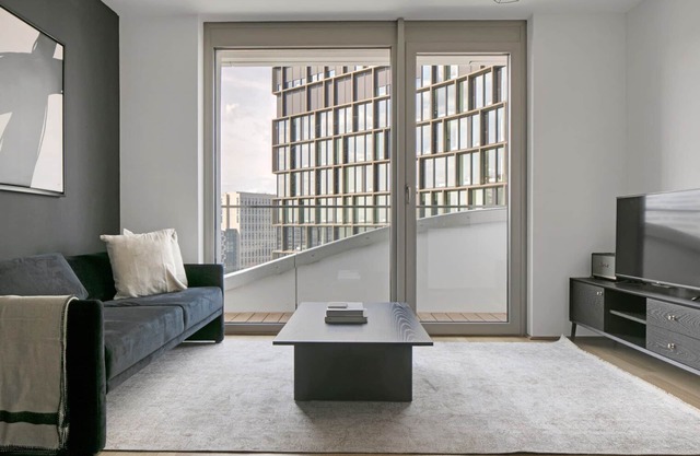 Modern Wieden 1BR w/ Balcony, Gym, Elevator, walk to U-Bahn, by Blueground