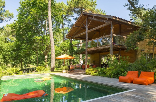 Chalet de madera moderno en un lote grande con piscina climatizada ubicada en el Golf de Biscarrosse.