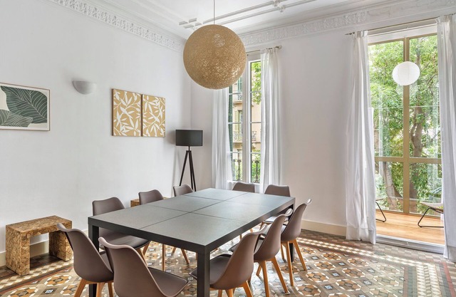 Modernist 5-bedroom apartment with AC in central Barcelona!
