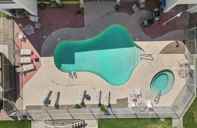 Modernized 1BR Condo w/shared Pool & Spa