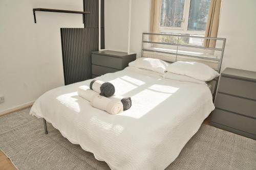 Moments Made Here, Spacious Swiss Cottage with 4 Bedrooms, Sleeps 10, Free WiFi