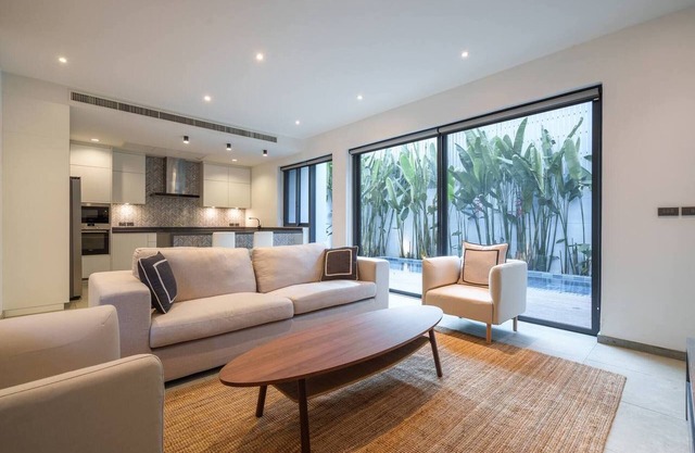 Villa de diseño monocromático con piscina