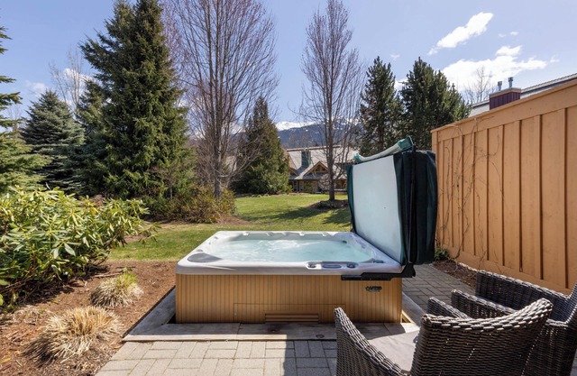 Montebello 4808 - Spacious Montebello: Private Hot Tub, Near Village & Skiing