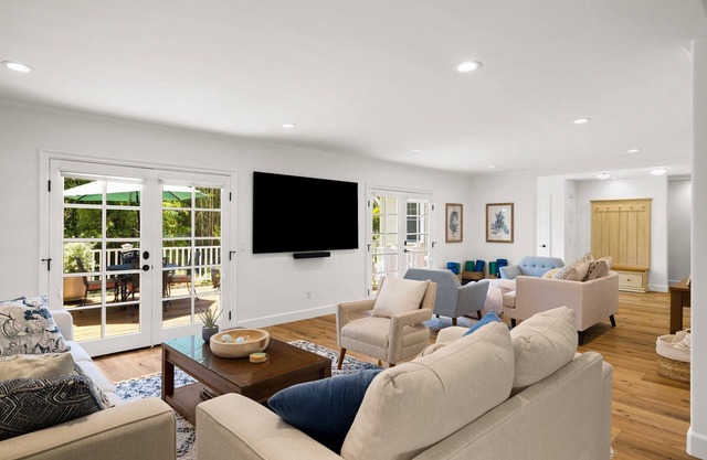 ¡Camina hasta Beach and Coast Village Road desde este exuberante y aislado oasis!