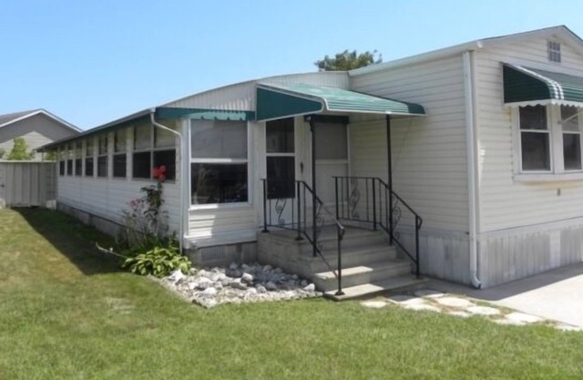 Montego Bay Community 3 BR 1.5 Baths+outside shwr