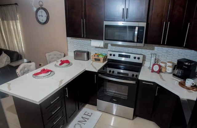 MONTEGO BAY ISLAND HOME- NEAR BEACH,SHOPPING,ENTERTAINMENT