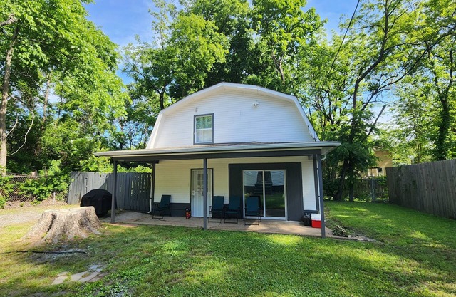 MONTHLY STAYS-Spacious Guest House w/ 8+ Beds- Near Downtown & Medical District