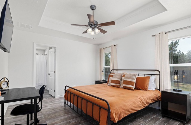 *Monthly Stays* Workspace, King bed, Boat parking!