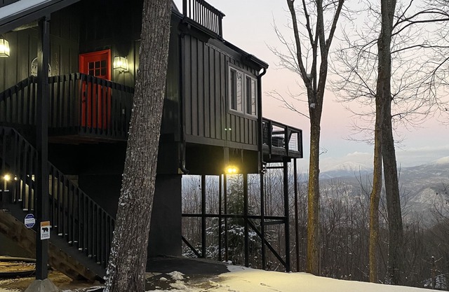 MoonDancer Chalet - Surreal views of Mt. LeConte /Downtown Gatlinburg 2BR/2BA
