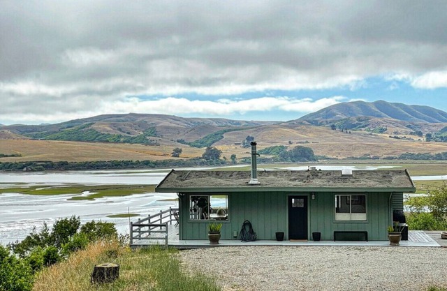 Moonrise | Charming Retreat w/ Privacy & Lake View
