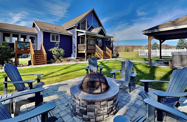 Acceso al lago con piscina privada al aire libre y MUCHAS comodidades comunitarias.
