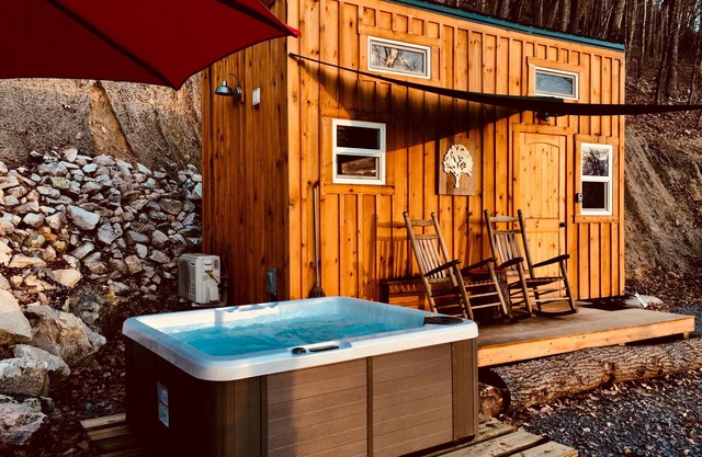 Shiner Shack Cabin. ¡Una experiencia rústica en una excelente ubicación con HotTub privado!