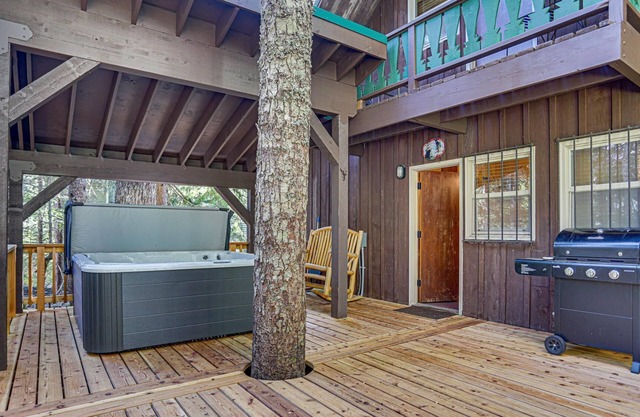 Moosewood Cabin, a Dog-Friendly Family Cabin in Govt. Camp, Hot Tub, Deck, BBQ