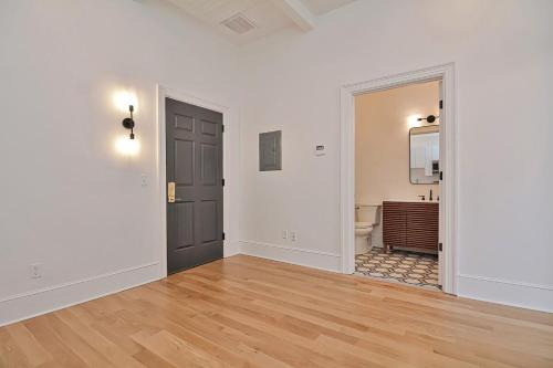 Morden Suite with Kitchen, Sleeps 4 ,Near Brown and Hospitals