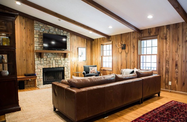 Amplio 5BR Hocking Hills Lodge con una vista increíble