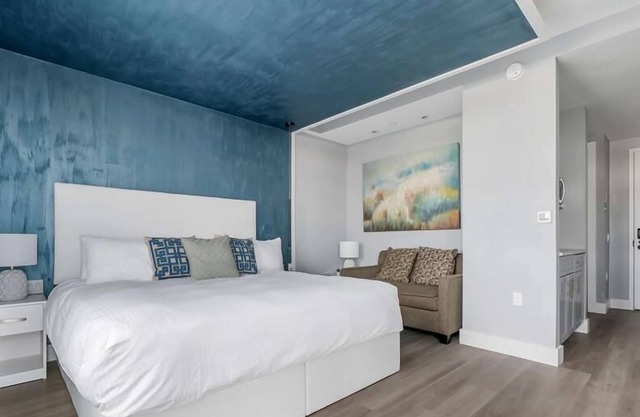 Mott Haven King Studio w Balcony | Gym+Hotel Amenities