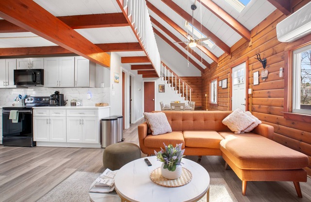 Mountain Cabin on Ash : Hot Tub/ Billiards/ Game Room/ Fire Pit/ Gym Equipment