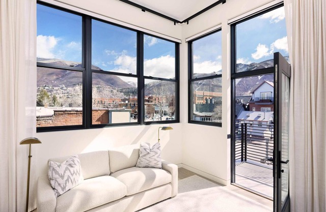 New! Downtown Penthouse, Rooftop Pool & Hot Tub