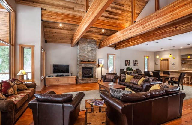 Mountain Gate Lodge, Casa de vacaciones de lujo a 2 km de Revelstoke Mountain Resort