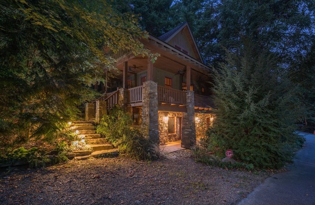 Idle Awhile: Village of Cheshire I Pet Friendly I Modern 3 BR / 3 BA Home