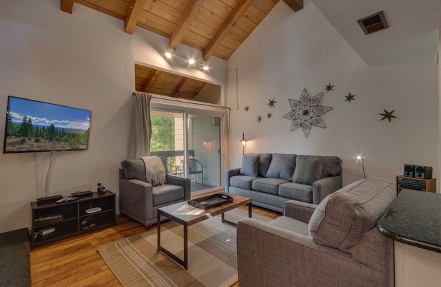 Mountain High: 2 dormitorios, 1. 5 BA Casa adosada en Carnelian Bay, capacidad para 4