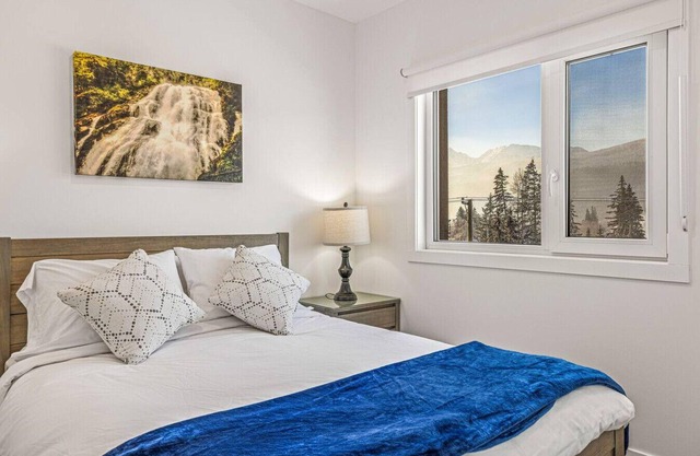Mountain & River View | 3BR Penthouse in Golden