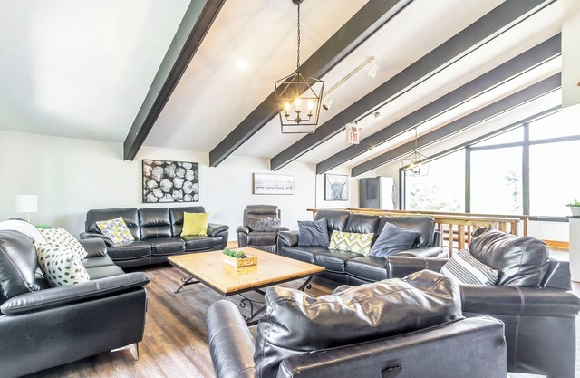 Ven a la pista de la montaña, un chalet de estilo suizo en el azul Montain