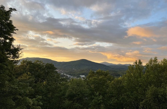 Mountain View Chalet in Boone -10 min. to ASU & Downtown; Pet-Friendly