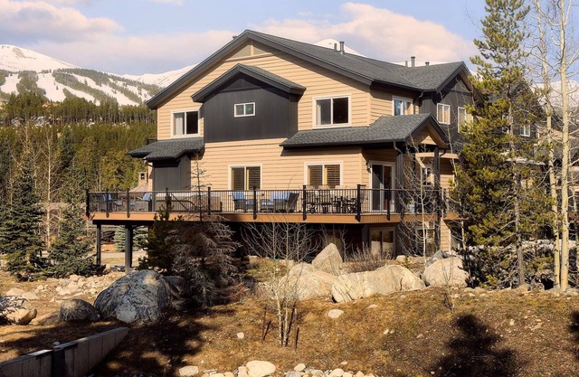 Mountain View Retreat - Hot Tub - Spacious Deck
