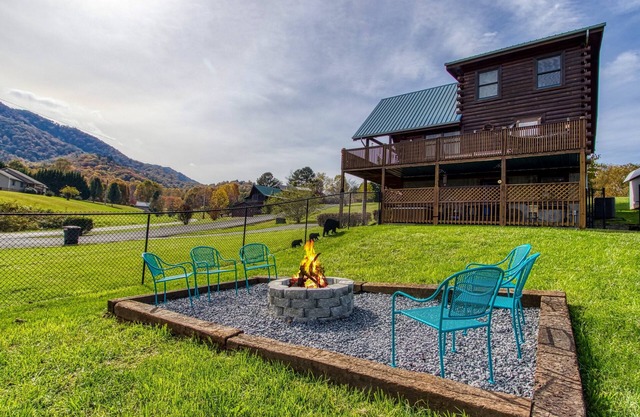 Mountain Views / Dog-Friendly & Fully Fenced Yard