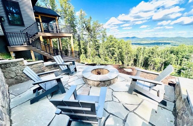 Weekday discount available! Mountain Views, Hot Tub, Fire Pit, Screened-In Porch