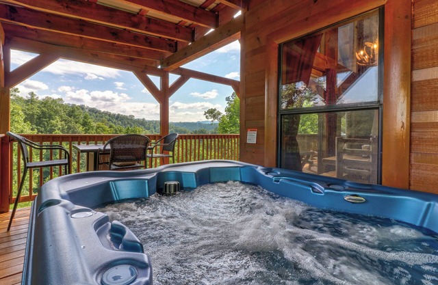 Cabina junto a la montaña con bañera de hidromasaje privada, sala de juegos: ¡vistas increíbles!