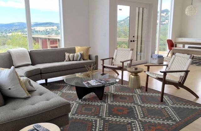 Disfrute de la paz y la tranquilidad en este histórico rancho de 50 acres en el corazón de Sonoma