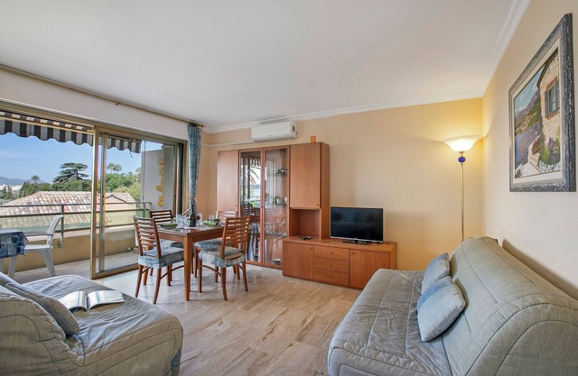 Moure Rouge - Close To The Beach, Cannes, France